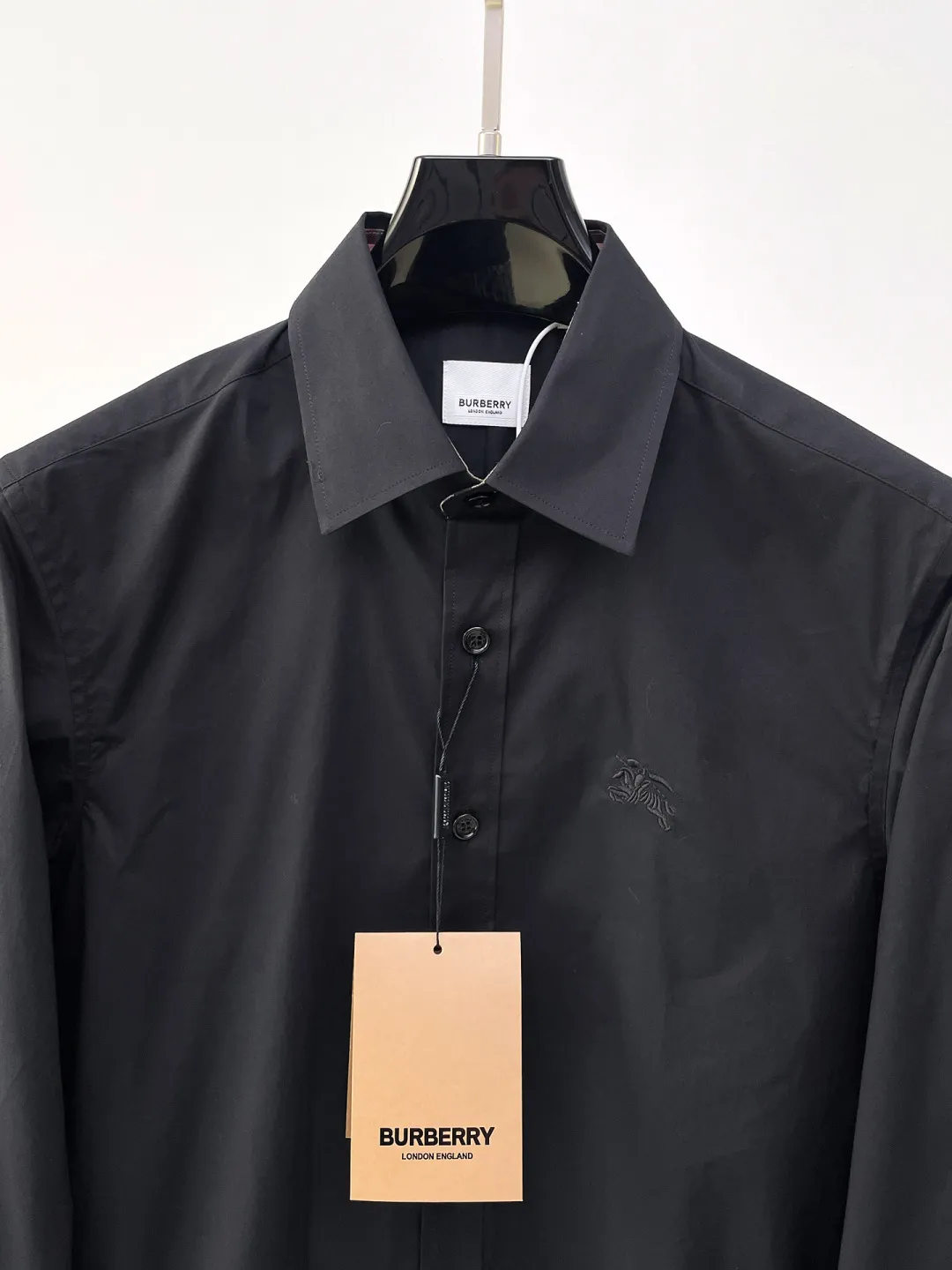 Burberry New Arrival shirt, complete with three labels, original fabric, original customized accessories, official Same Style, made of pure cotton fabric, customized, same vat dyed fabric, very comfortable and smooth to the touch, very wide and stylish, produced by a first-line brand factory, woven with imported yarn, long-wearing without deformation, the most New Arrival style in spring and summer, fashionable and individual, super Versatile and good-looking, very suitable for both men and women, a must-have size Size: S-XXL